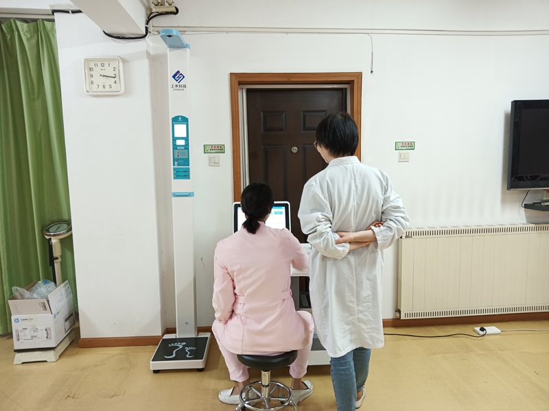 茶港醫(yī)務(wù)室引進(jìn)全功能健康一體機提升服務(wù)水平